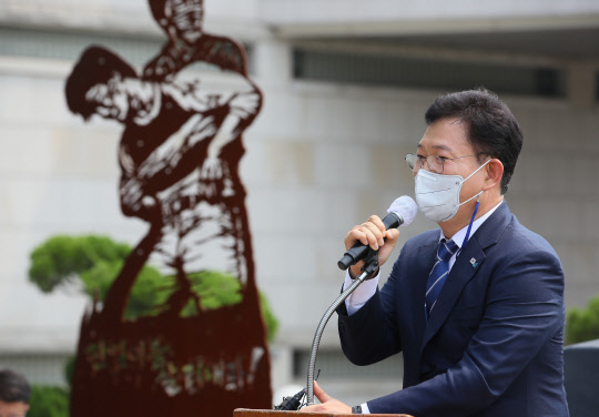 송영길 더불어민주당 대표가 9일 서울 서대문구 연세대 이한열동산에서 열린 제34주기 이한열 추모식에서 부동산 투기 의혹 대상에 올라 탈당 조치를 당한 우상호 의원에 대해 발언하고 있다. 연합뉴스